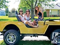 154_0905_01_z+jeep_chicks+yellow_jeep_girls.webp