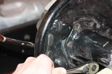 removing bolts behind drum.webp