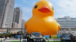 worlds-largest-duck-detroit-auto-show-02.jpg1.webp