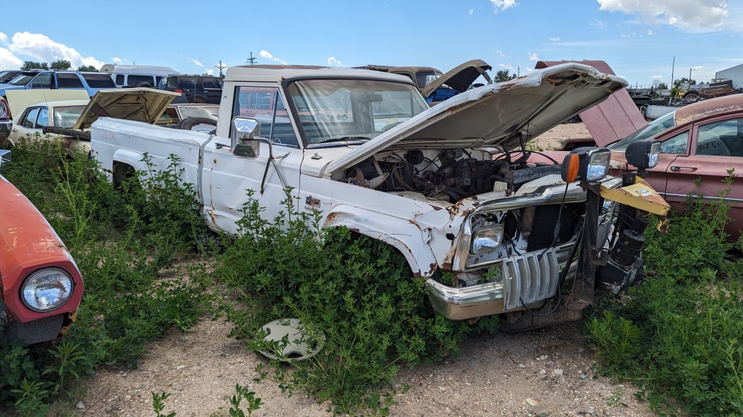 99-1982-Jeep-J20-Pickup-in-Wyoming-junkyard-photo-by-Murilee-Martin.jpg